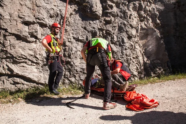 Patrulla de rescate en acción durante una asistencia — Foto de Stock