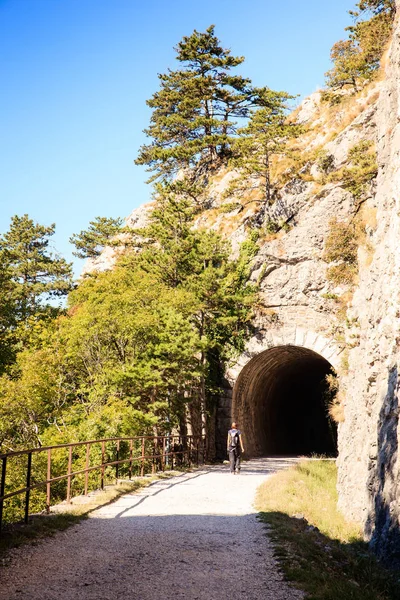 徒步旅行者沿着乡间道路 — 图库照片