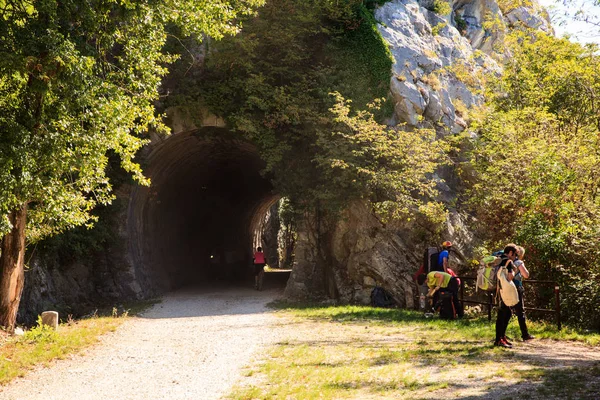 Escursionisti lungo la campagna — Foto Stock