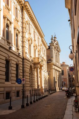Bir Novara sokak