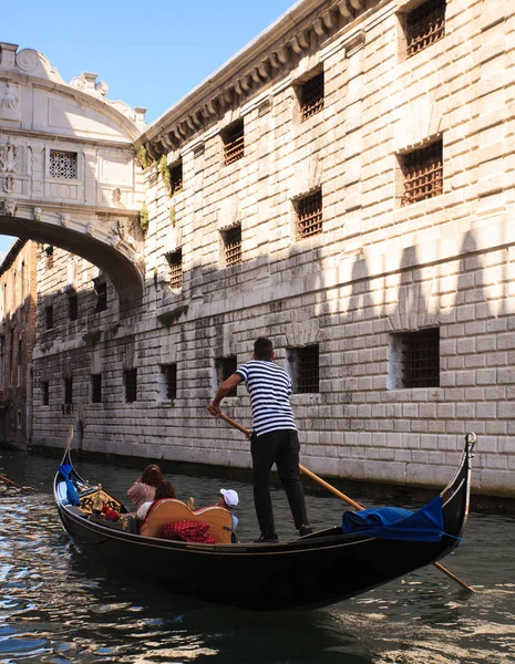 Gondoljär under Rialtobron i Venedig — Stockfoto