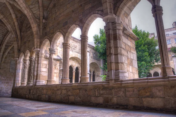 Utsikt över Ghotic cloisteren av de Santander cathedral — Stockfoto