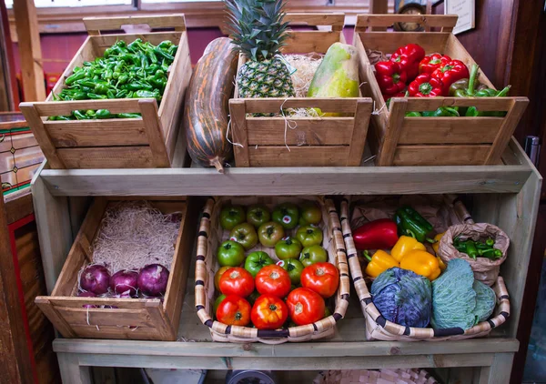 蔬菜和水果对木盒子 — 图库照片