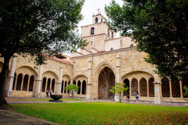 Ghotic cloisteren av de Santander cathedral — Stockfoto