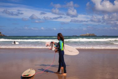 Sörfçü çift sahilde onların surfboard taşıma