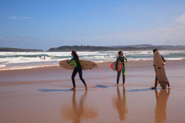 Sörfçü insanlar sahilde onların surfboard taşıma