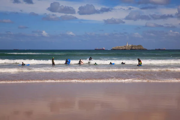 Meninos adolescente surf no mar Cantábrico — Fotografia de Stock