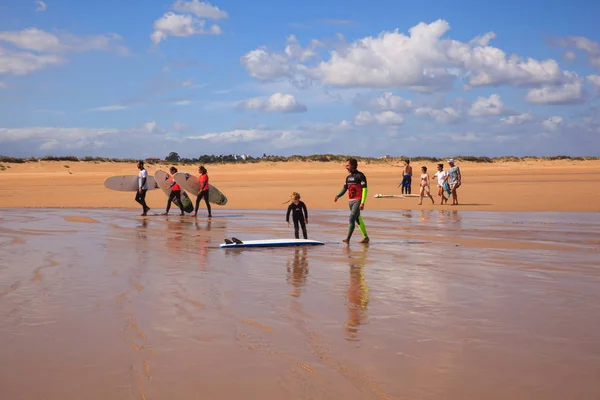 Surfistas carregando sua prancha na praia — Fotografia de Stock