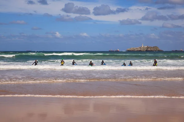 Meninos adolescente surf no mar Cantábrico — Fotografia de Stock