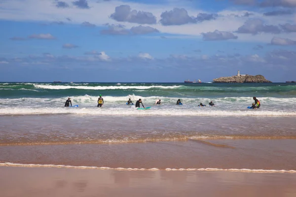 Meninos adolescente surf no mar Cantábrico — Fotografia de Stock