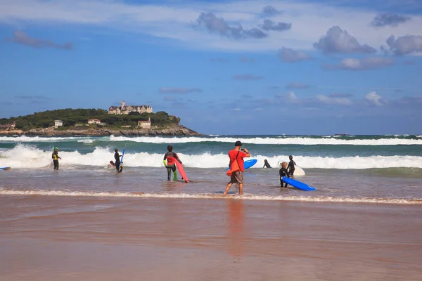 Surfistas no mar com pranchas de surf — Fotografia de Stock