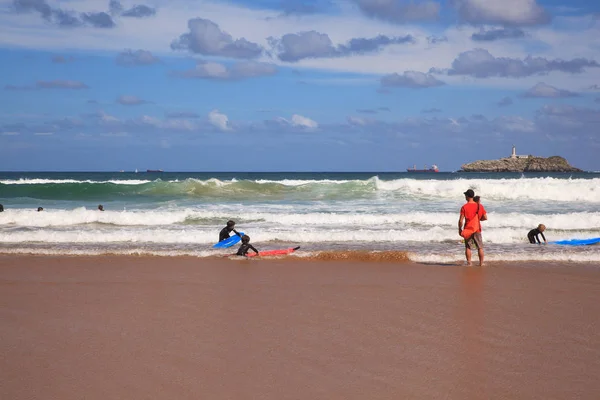 Surfistas no mar com pranchas de surf — Fotografia de Stock