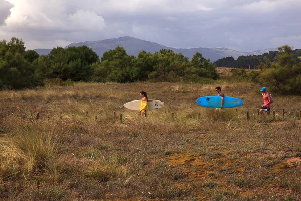 Sörfçü insanlar onların surfboard taşıma — Stok fotoğraf