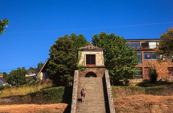 Pilgrimns go up the staircase — Stock Photo, Image