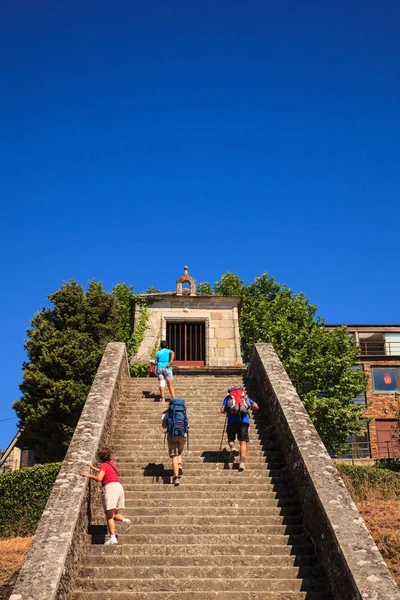 Pilgrimns go up the staircase — Stock Photo, Image