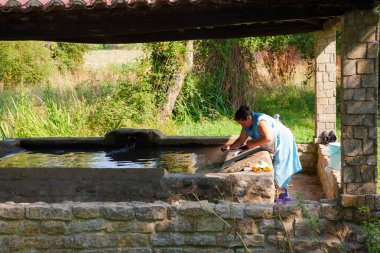 Bir kadın kıyafetlerini yıkama evde yıkar 