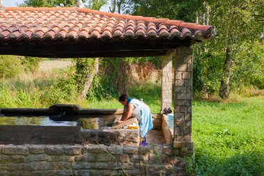 Bir kadın kıyafetlerini yıkama evde yıkar 