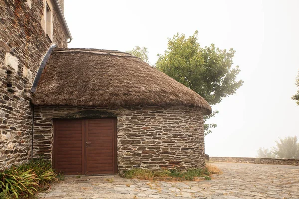 cobertizo de madera en el campo, con techo de paja — Foto de stock