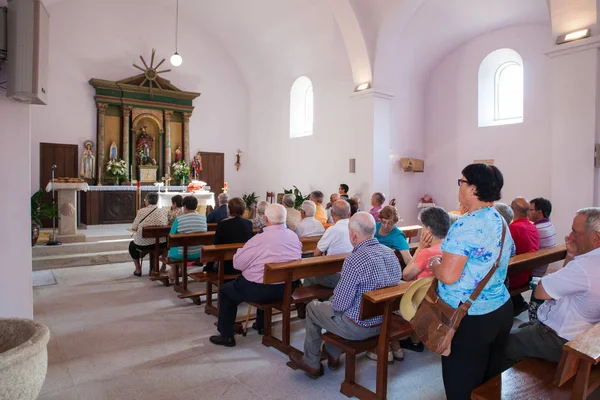 Menschen während der Messe in der katholischen Kirche, — Stockfoto