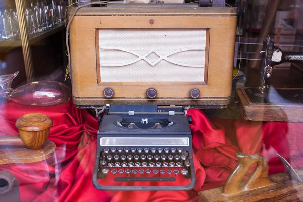 Velha máquina de escrever Olivetti studio 46 — Fotografia de Stock