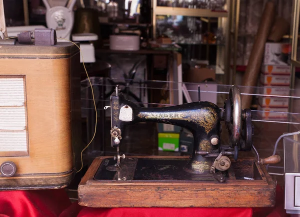 Винтажная швейная машина — стоковое фото
