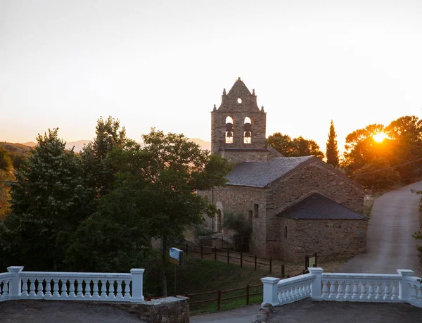 Parochie kerk van Santa Maria Magdalena van Riego de Ambros — Stockfoto