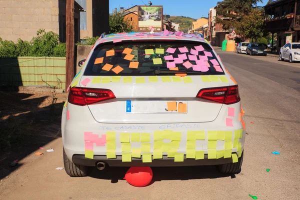 Un coche está cubierto en el post que señala —  Fotos de Stock