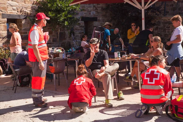 Mužské sestry se starají o pilgrimn — Stock fotografie