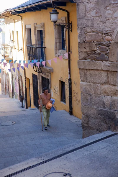 Senior sin camisa caminando por la ciudad — Foto de Stock