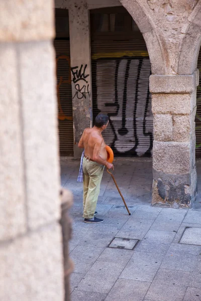 Senior without shirt walking in the town — Stock Photo, Image