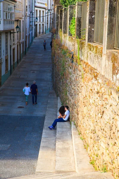 Pareja de amantes adolescentes sentados en la escalera, Santiago —  Fotos de Stock