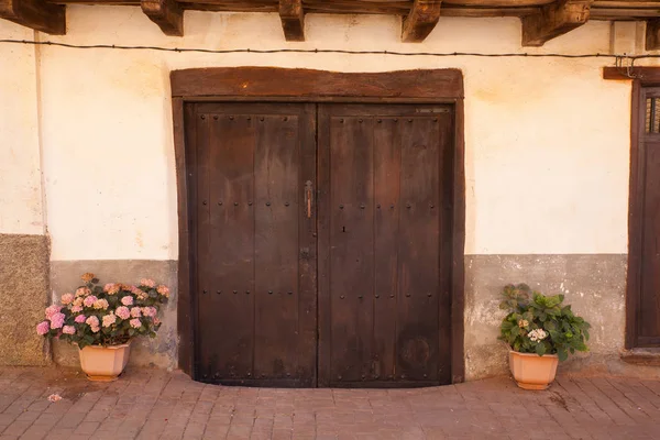 Staré dveře španělský domu — Stock fotografie