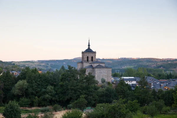 Viewe van de kerk van San Nicola da Bari en Molinaseca — Stockfoto