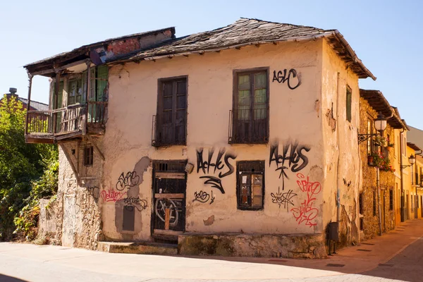 Casa rural na cidade espanhola — Fotografia de Stock