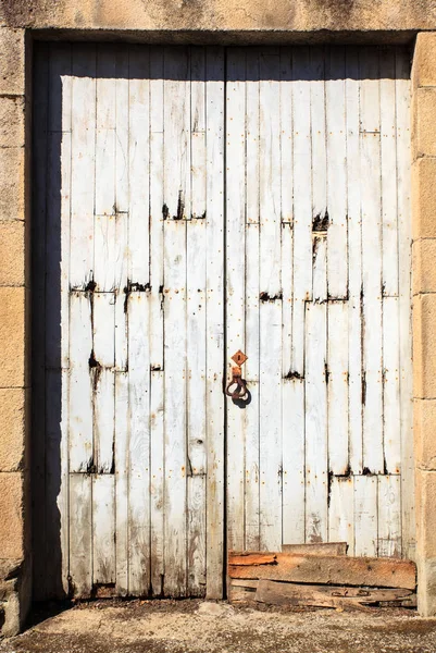 Παλιά πόρτα ενός σπιτιού Ισπανικά — Φωτογραφία Αρχείου