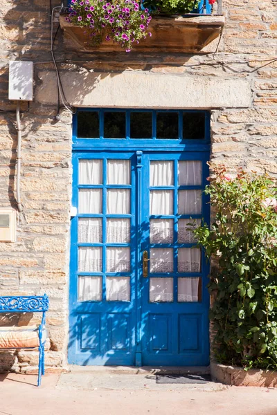 Вид на сині двері — стокове фото