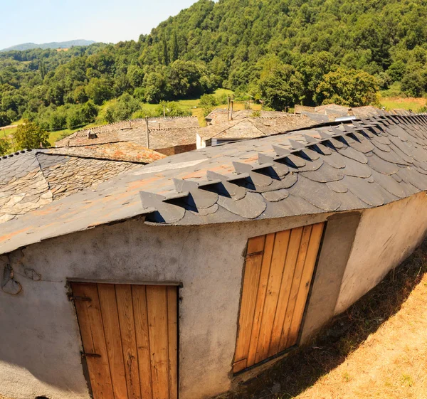 Haus mit Steindach — Stockfoto