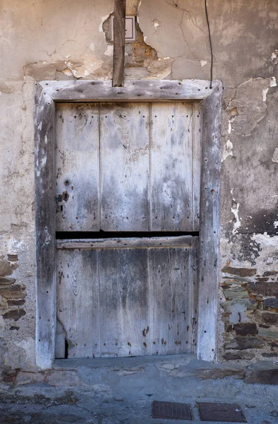 Old door of rural house in Vilafranca del Bierzo — Stock Photo, Image