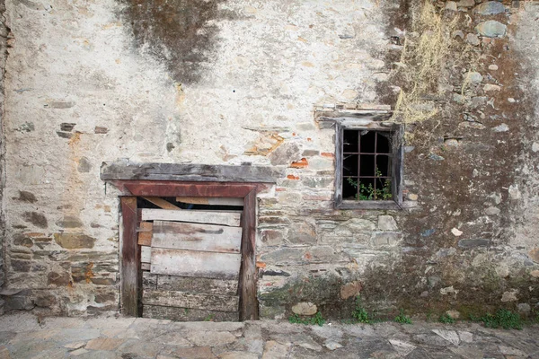 Malé dveře venkovského stavení ve španělském městě — Stock fotografie