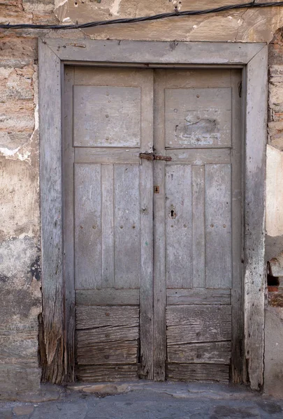 Old door of rural house in Vilafranca del Bierzo — Stock Photo, Image