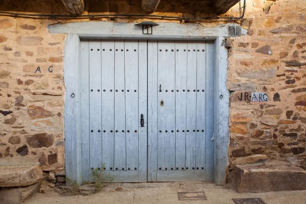Старий двері іспанського будинку — стокове фото