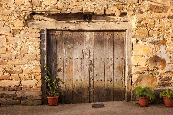 Porta velha de uma casa espanhola — Fotografia de Stock