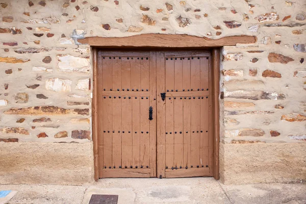 Старая дверь испанского дома — стоковое фото