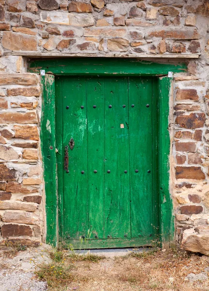 Antigua puerta verde de una casa española — Foto de Stock