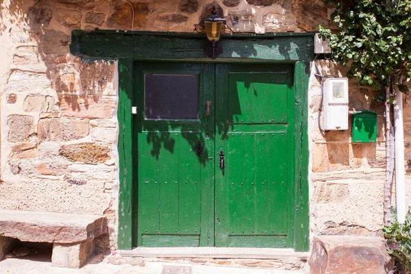 西班牙的家的老绿色门 — 图库照片