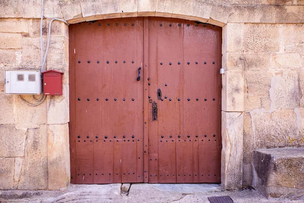 Ancienne porte d'une maison espagnole — Photo