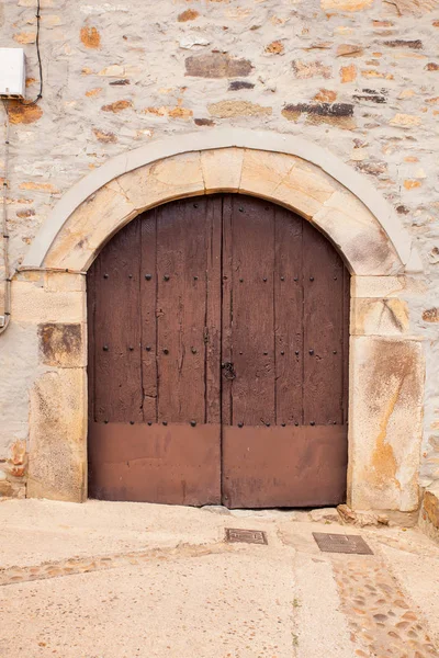 Porta velha de uma casa espanhola — Fotografia de Stock