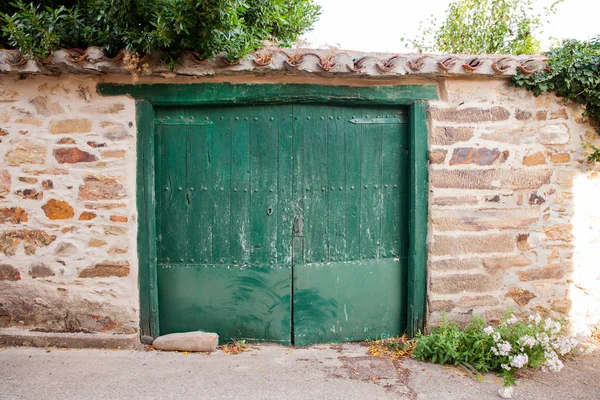 Alte grüne Tür eines spanischen Hauses — Stockfoto