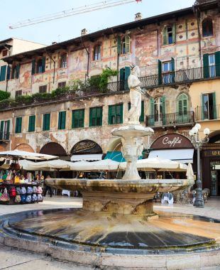 Piazza delle Erbe, Verona Madonna çeşme görünümünü 