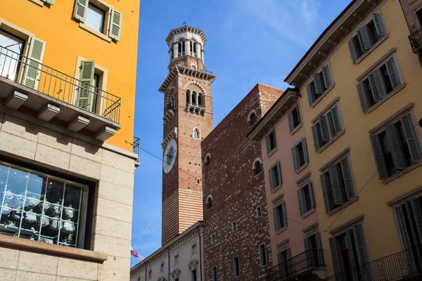 Utsikt över Torre dei Lamberti i Verona — Stockfoto